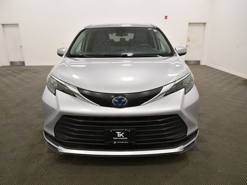 Used 2024 Toyota Sienna LE image 11