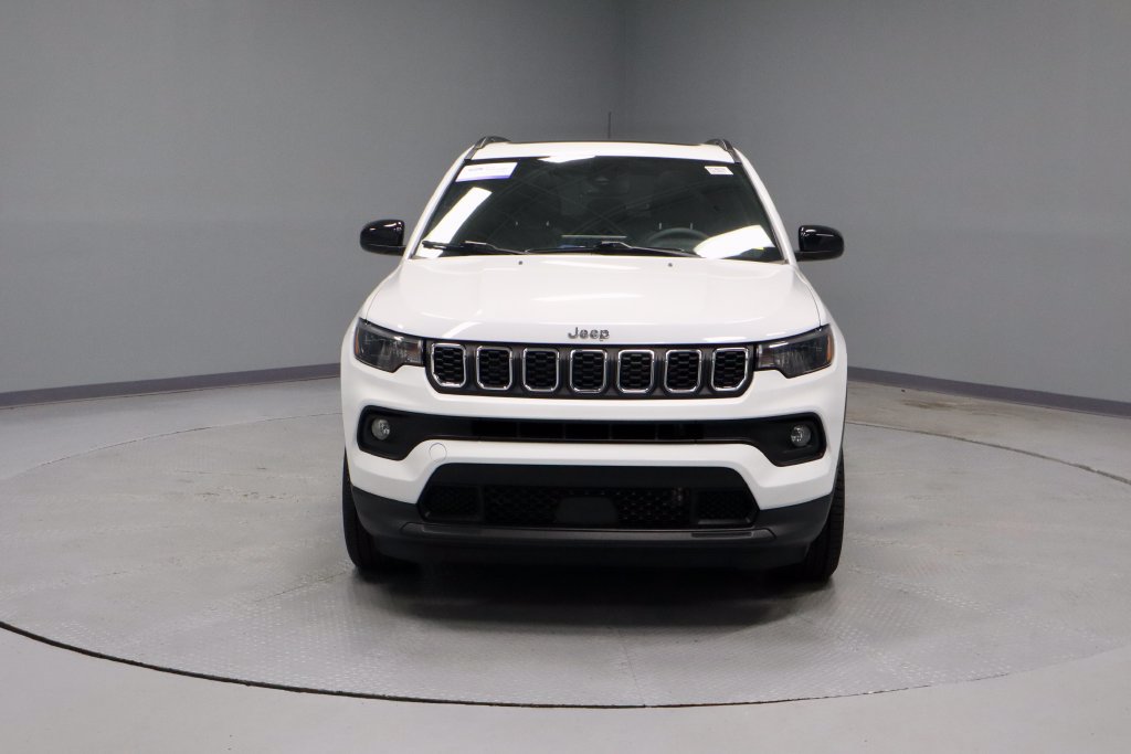 Used 2024 Jeep Compass Latitude w/ Sun and Sound Group AWD/4WD image 5