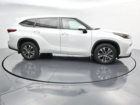 Used 2023 Toyota Highlander XLE AWD/4WD image 9