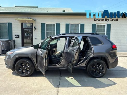 Used 2018 Jeep Cherokee Latitude w/ Altitude Package FWD image 12