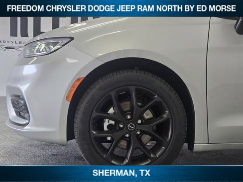 New 2026 Chrysler Pacifica Select w/ S Appearance Package image 6