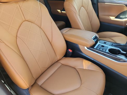 New 2026 Toyota Highlander Platinum AWD/4WD image 12