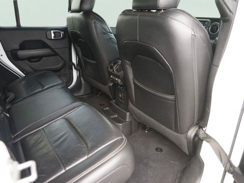 Used 2018 Jeep Wrangler Unlimited Sahara AWD/4WD image 14