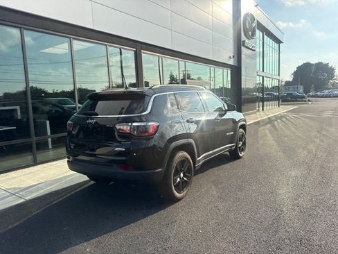 Used 2022 Jeep Compass Latitude w/ Convenience Group AWD/4WD image 3