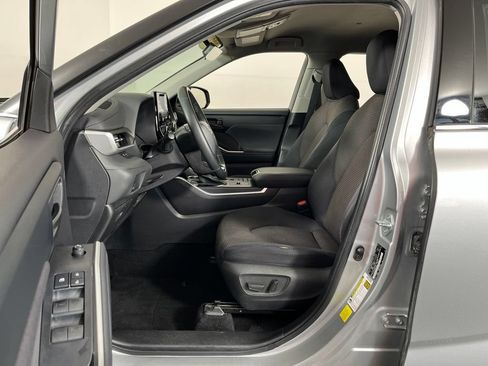 Used 2022 Toyota Highlander LE FWD image 29