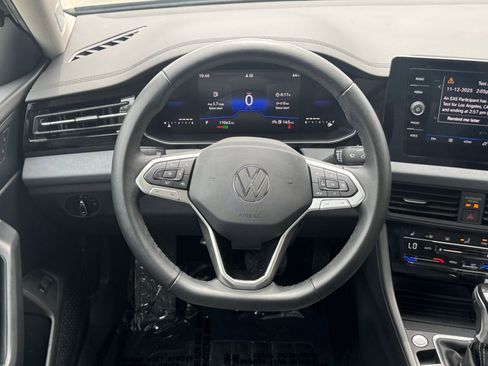 Used 2025 Volkswagen Jetta SE FWD image 28