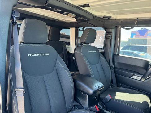 Used 2018 Jeep Wrangler Unlimited Rubicon w/ Connectivity Group image 16