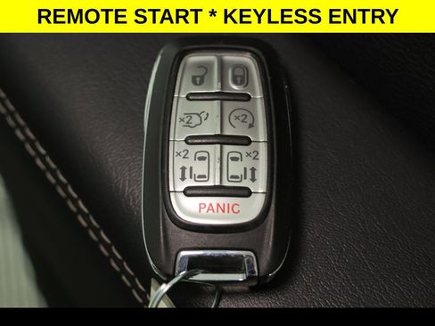 Used 2025 Chrysler Pacifica Select image 9