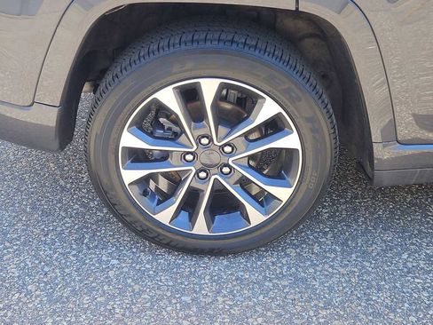 Used 2023 Jeep Grand Cherokee Overland w/ Luxury Tech Group IV AWD/4WD image 8