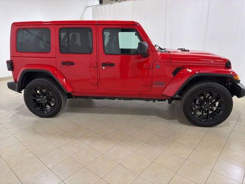 Used 2025 Jeep Wrangler Unlimited Sahara w/ Safety Group AWD/4WD image 7