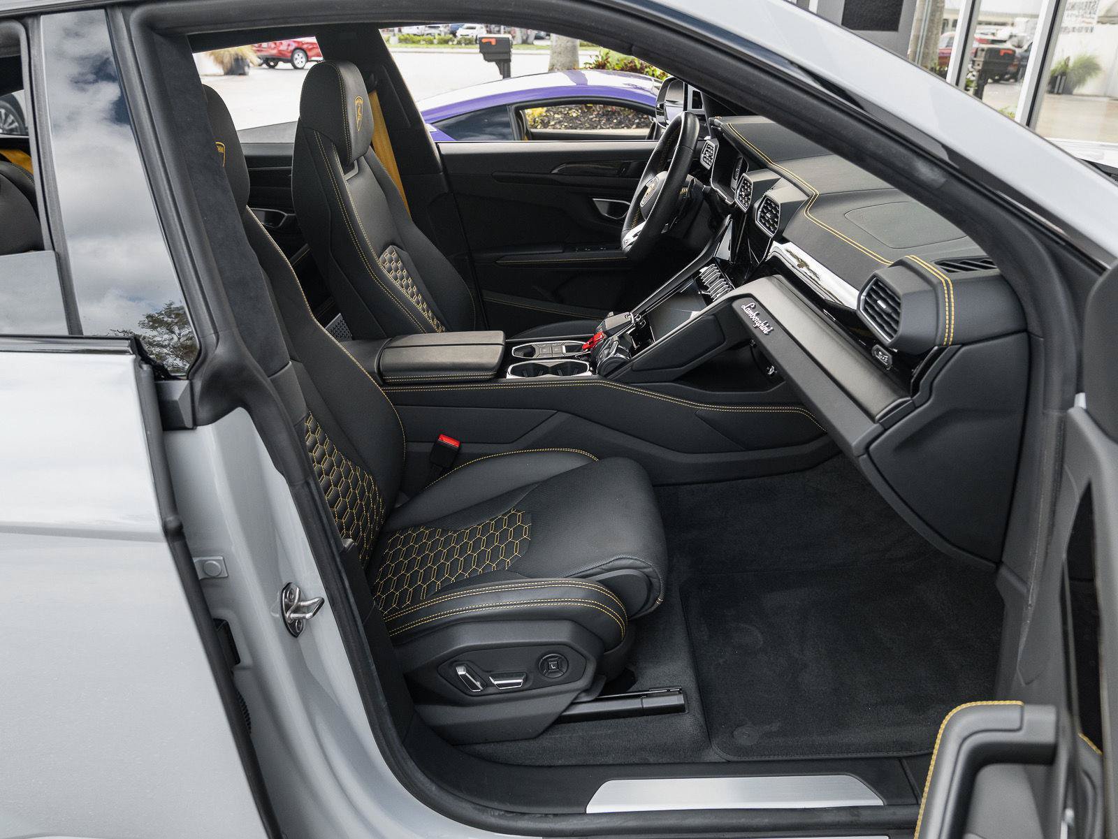 Used 2022 Lamborghini Urus AWD/4WD image 32