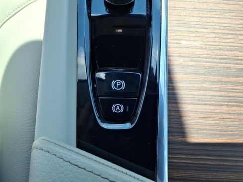 Used 2022 Volvo XC60 B5 Momentum w/ Advanced Package FWD image 14