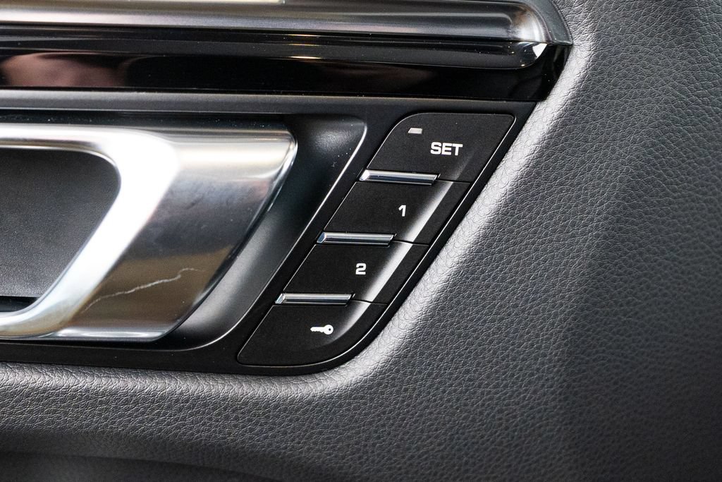 Certified 2026 Porsche Macan AWD/4WD image 19