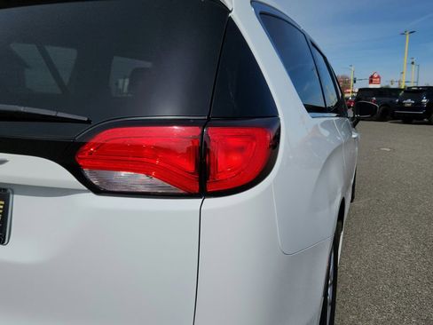 Used 2022 Chrysler Voyager LX FWD image 31