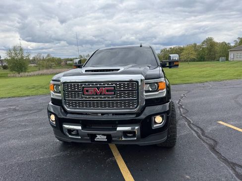 Used 2018 GMC Sierra 2500 Denali w/ Duramax Plus Package AWD/4WD image 3
