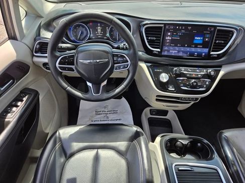 Used 2023 Chrysler Pacifica Touring-L FWD image 13