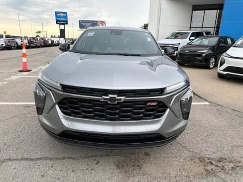 Used 2025 Chevrolet Trax RS FWD image 8