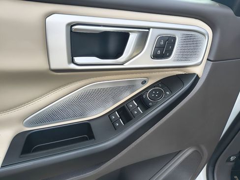 Used 2020 Ford Explorer Platinum w/ Premium Technology Package image 15