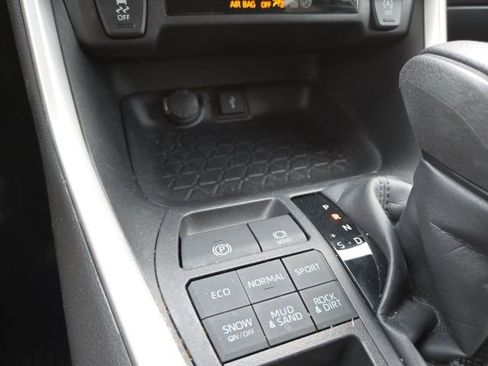 Used 2022 Toyota RAV4 LE image 17