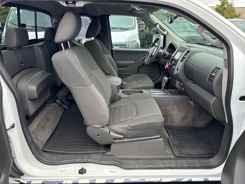 Used 2015 Nissan Frontier PRO-4X w/ Pro-4x Graphics Package AWD/4WD image 25