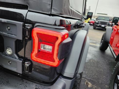 Used 2025 Jeep Wrangler Unlimited Rubicon w/ XTREMEE 35" Tire Package image 5