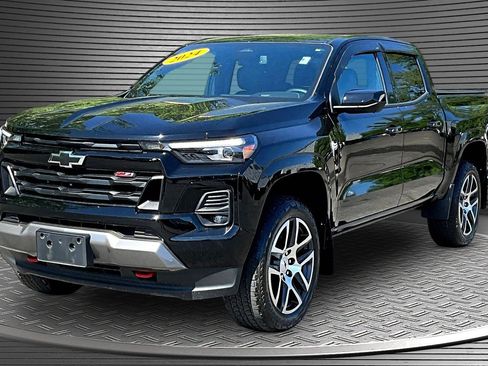 Used 2024 Chevrolet Colorado Z71 w/ Z71 Convenience Package 2 AWD/4WD image 3