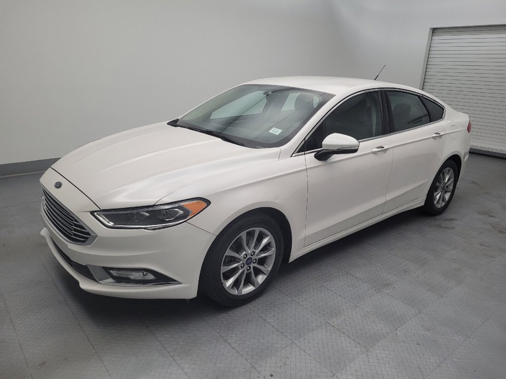 Used 2017 Ford Fusion SE w/ Fusion SE Technology Package FWD image 2