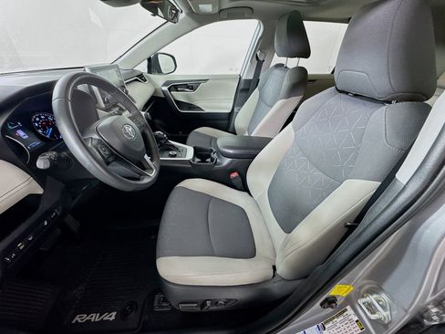 Certified 2020 Toyota RAV4 XLE w/ Convenience Package image 18