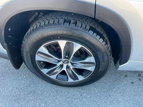 Used 2022 Toyota Highlander XLE AWD/4WD image 16