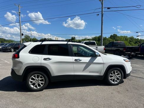 Used 2016 Jeep Cherokee Sport FWD image 9