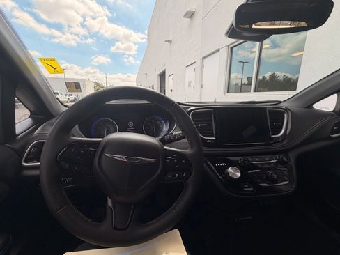 Used 2024 Chrysler Pacifica Touring image 11