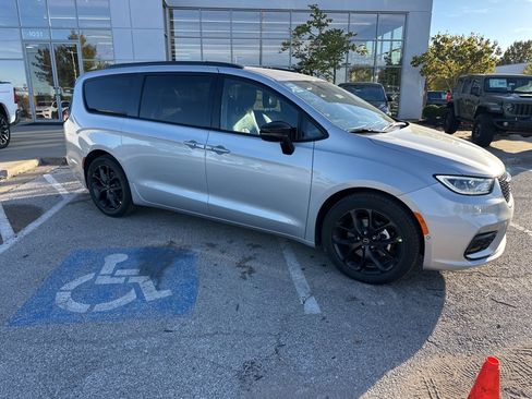 New 2026 Chrysler Pacifica Select image 39