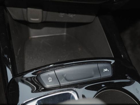 Used 2025 Chevrolet Trax LT w/ LT Convenience Package FWD image 14