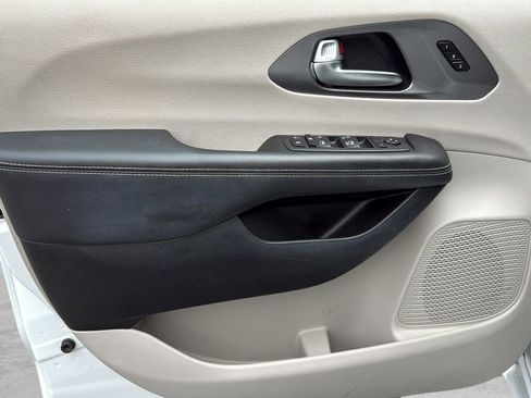 Used 2023 Chrysler Pacifica Touring-L FWD image 24