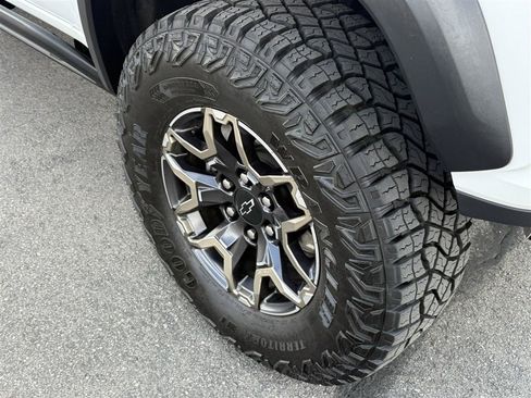 Used 2025 Chevrolet Colorado ZR2 w/ Technology Package AWD/4WD image 36