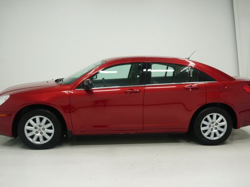 Used 2010 Chrysler Sebring Touring FWD image 7