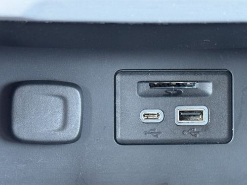 Used 2023 GMC Acadia SLT image 23