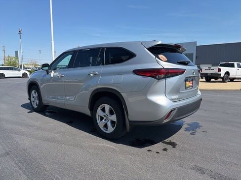 Used 2022 Toyota Highlander LE AWD/4WD image 5