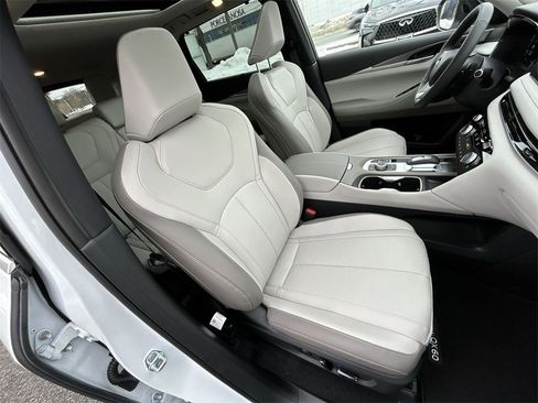 New 2026 INFINITI QX60 Luxe image 16
