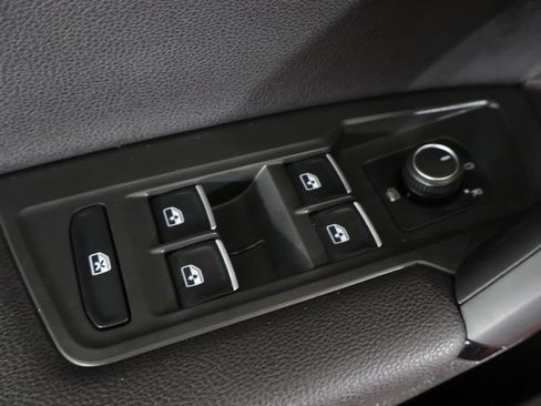 Used 2019 Volkswagen Tiguan SE AWD/4WD image 36