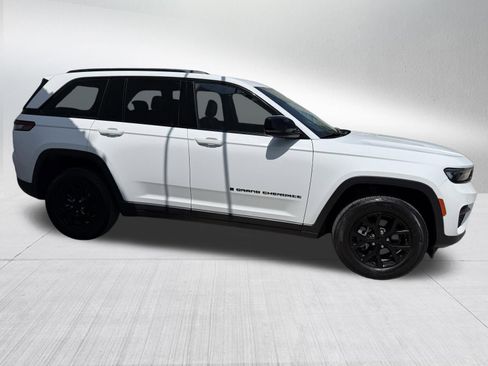 Used 2024 Jeep Grand Cherokee Altitude image 4