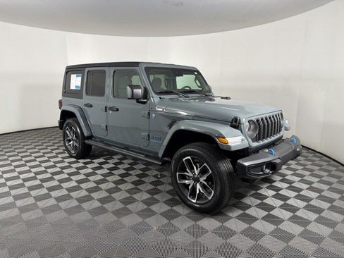 Used 2024 Jeep Wrangler Unlimited w/ Convenience Group AWD/4WD image 2