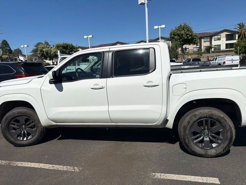 Used 2025 Nissan Frontier SV AWD/4WD image 14