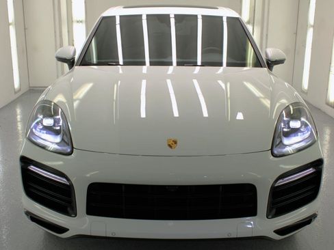 Used 2021 Porsche Cayenne image 3