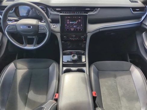 Used 2025 Jeep Grand Cherokee Altitude image 16