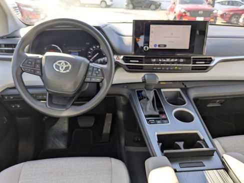 Used 2025 Toyota Sienna LE image 24