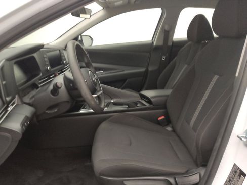 Used 2025 Hyundai Elantra SE image 17