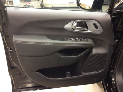 New 2026 Chrysler Pacifica Limited w/ S Appearance Package image 12