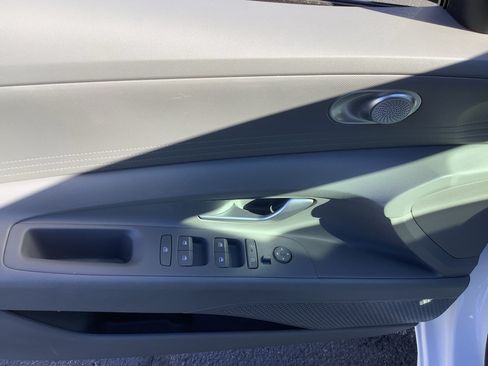 Used 2025 Hyundai Elantra SE FWD image 11