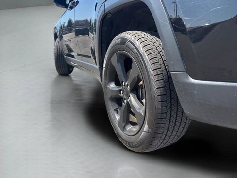 Used 2023 Jeep Grand Cherokee Altitude AWD/4WD image 9